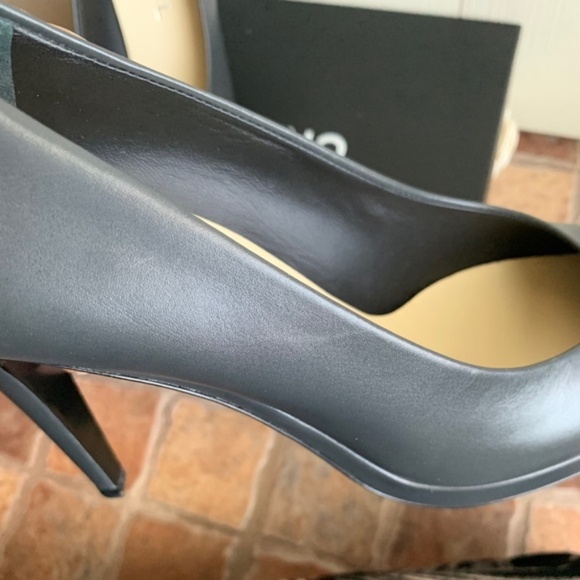 Chanel 2-Tone Leather Pumps - Picture 14 of 14